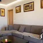 Cozy Lair アパート Sarandë
